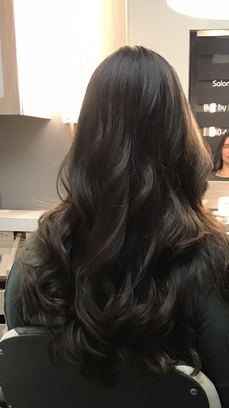 Charcoal highlights better blend as my grey hair starts coming in here and there. Black Wavy Hair, Black Hair Aesthetic, Long Dark Hair, Hair Stylies, Voluminous Hair, Long Black Hair, Trik Fotografi, Easy Hairstyles For Long Hair, Hair Inspo Color