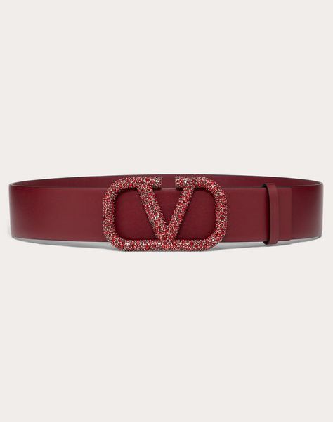 Discover the full collection of Valentino Women's Designer Belts at the official Valentino Garavani Online Boutique. In-store pickup and home delivery available. Casual Chic Jeans, Inauguration Outfit, Valentino Belt, Red Closet, Womens Designer Belts, Valentino Logo, Scene Outfits, Queen Of Scots, Chic Jeans