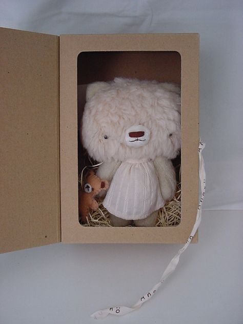 Love the window boxes as packaging for my stuffed animals and dolls, but would like to have something more accessable. Plush Packaging Ideas, Plushie Packaging Ideas, Stuffed Animal Packaging, Teddy Bear Packaging, Plushie Packaging, Doll Packaging Ideas, Doll Packaging, Make A Stuffed Animal, Animals Crafts