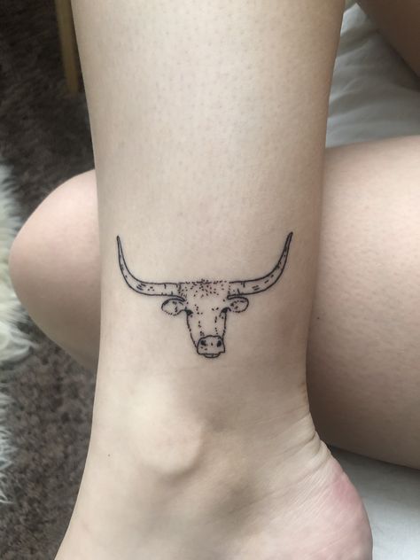 longhorn tattoo from @dopetoast on ig #texastattoo #tattoo #longhorntattoo #texasforever #westerntattoo Longhorn Tattoo, Bull Skull Tattoos, Tattoo Cool, Tato Tradisional, Tattoos Creative, 42 Tattoo, Cowgirl Tattoos, Cowboy Tattoos, Cow Tattoo