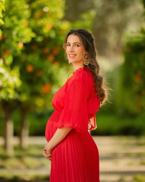 Pregnant Princess Rajwa Glows In New Photos Released To Mark Her One-Year Anniversary With Crown Prince Hussein Red Pleated Maxi Dress, Princess Rajwa, Pregnant Princess, Gala Gonzalez, Lady Louise Windsor, 1st Wedding Anniversary, Estilo Real, Queen Rania, First Wedding Anniversary