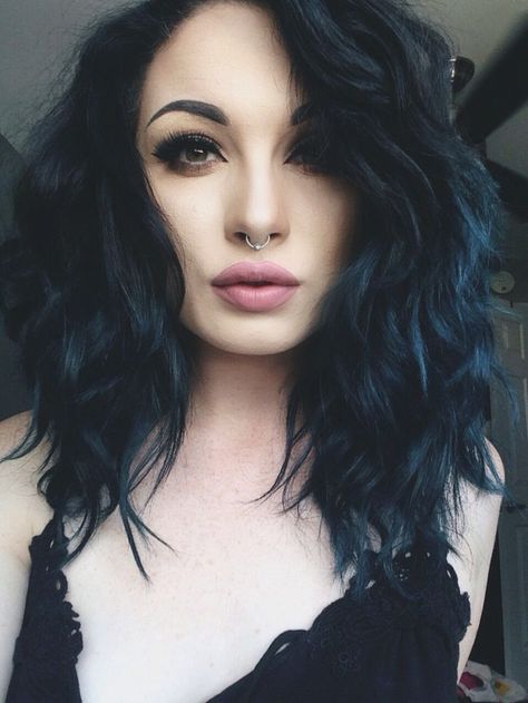 Blue Highlighted Black Hairstyle. love her look kinda reminds me of "the loner girl in class look" back in high school.but still very cute:) Dark Blue Hair, Scene Girl, Septum Piercings, Natural Hairstyle, Hipster Grunge, Sephora Beauty, Long Black Hair, Hair Envy, Grunge Hair