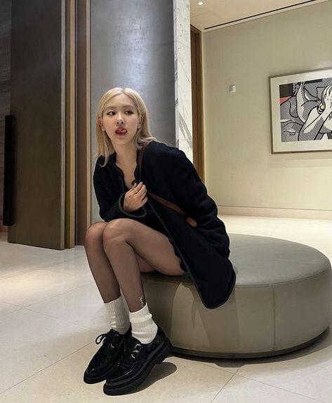 Rose from Blackpink wears sheer black tights and loafers Sheer Black Tights Outfit, Kpop Kep1er, Black Tights Outfit, Lisa Jennie Rose, Hwasa Mamamoo, Rosé Instagram Update, Sheer Black Tights, Rosé Instagram, Rose Icon