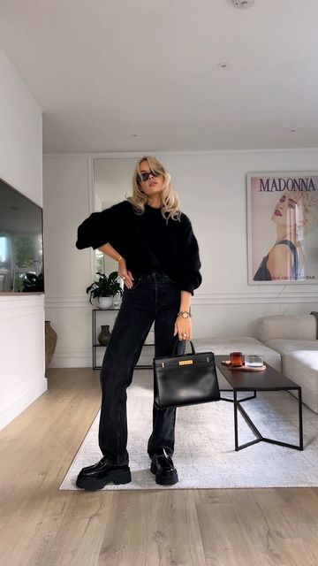 Georgina Lennon Style, Black Jumper Outfit, Georgina Lennon, Oversize Knit Sweater, Jumper And Jeans, Jean Jumper, Jumper Outfit, Oversized Jeans, Black Jumper