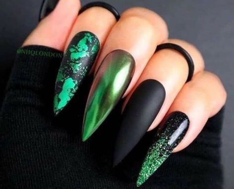 Stiletto Nails Halloween, Halloween Stiletto Nails, Halloween Stiletto, Black Nails With Glitter, Witch Nails, Green Acrylic Nails, Dark Green Nails, Witchy Nails, Nails Halloween