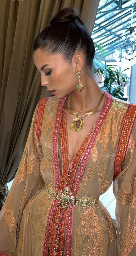 Moroccan Kaftan Aesthetic, Morroco Dress, Moroccan Style Clothes, Moroccan Dress Modern, Moroccan Dress Kaftan, Moroccan Traditional Dress, Moroccan Outfit, Pink Kaftan, Morrocan Fashion