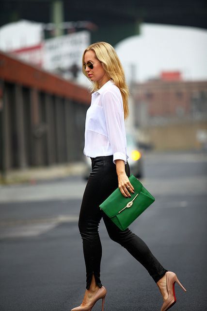 86109d400f0ed29e840b47ed72777c84 Green Purse Outfit, Green Bag Outfit, Brooklyn Blonde, Green Clutch, Style Désinvolte Chic, Casual Chic Outfits, Elegant Clothing, Green Purse, Ray Ban Aviator