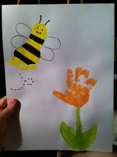 Bumble bee art from toddler to aunt Hand Print Art, Baby Art Crafts, Daycare Themes, Baby Crafts Diy, Bumble Bee Art, Baby Art Projects, Footprint Crafts, Hand Prints, Spring Crafts For Kids