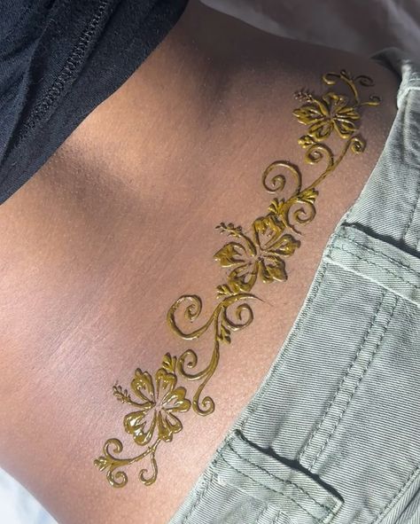 Summer Henna ☀️🍃 . . ~we absolutely love doing henna body Art ^^ ~using @hennabyrajiv_ gorgeous handmade cones! Gives such a deep stain💖🌟 . . . . #henna #mehndi #hennaart #mehndiart #hennatattoo #hennadesign #artist #naturalhenna #naturalhennapaste #trinidadhenna #trinihennaartist #summerhenna Neck Henna Designs, Lower Back Henna, Spine Henna, Henna Back Tattoo, Henna Tattoo Back, Summer Henna, Back Henna, Cute Henna Tattoos, Henna Style Tattoos