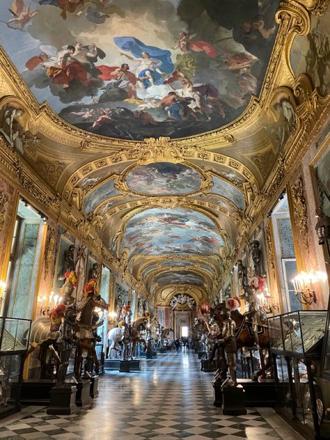 Picture of a royal castle hall in Italy, Torino. It became a museum. There are Beautiful paintings on the roof Italy Torino, Castle Hall, Italy Vatican, Opera Theatre, Royal Castle, Royal Castles, Class Projects, The Roof, Beautiful Paintings