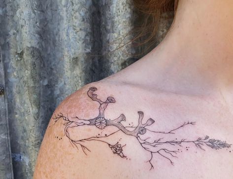 Sea Inspired Spine Tattoo, Seaweed Vine Tattoo, Kelp Arm Tattoo, Aquatic Spine Tattoo, Seaweed Tattoo, Back Tattoos Spine, Spine Tattoos, Back Tattoo, Pretty Tattoos