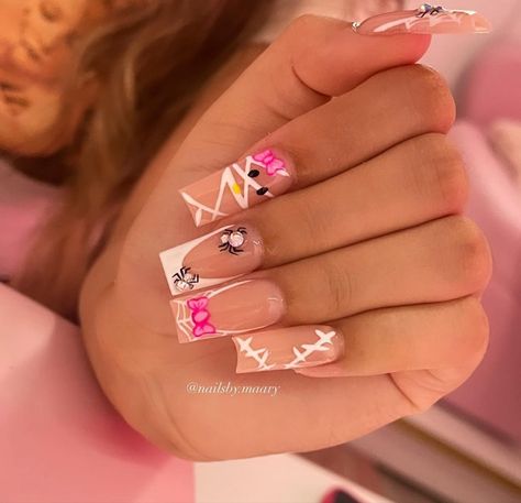 Nails W The Letter J, Short Spooky Nails Acrylic, Fall Hello Kitty Nails, Hello Kitty Nails Halloween, Pink Nails Halloween, Nails Acrylic Halloween Ideas, Halloween Sets Nails, Halloween Pink Nails, Hello Kitty Halloween Nails