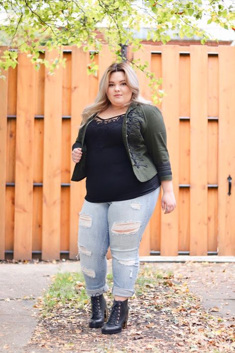 Chicago Plus Size Fashion Blogger Natalie Craig reviews Torrid's metal heel combat boots, boyfriend jeans, and military jacket. Apple Body Type Outfits, Black Ankle Boots Outfit Winter, Plus Size Winter Clothes, Modest Plus Size Fashion, Boots Doc Martens, Short Plus Size Fashion, Heel Combat Boots, University Outfit Ideas, Boots Plus Size