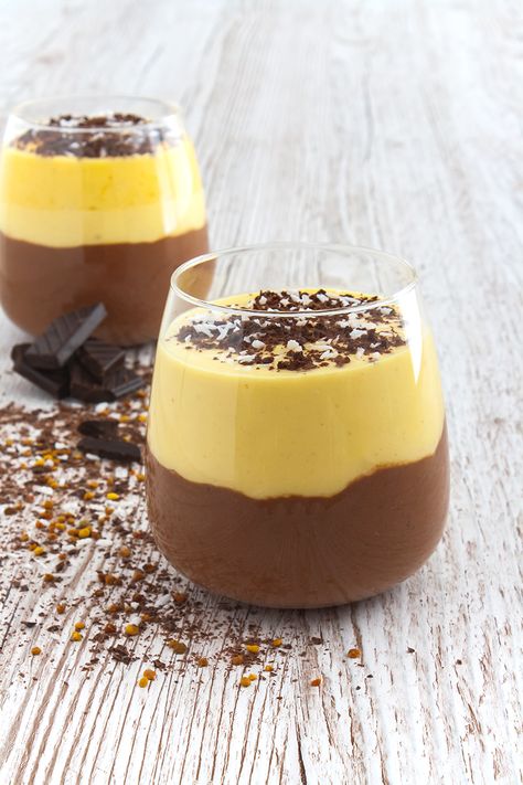 Today we want to show you how to make a delicious mango smoothie you can enjoy as a breakfast or post-workout meal and at home or on-the-go.  this easy smoothie recipe is prepared with fresh mango chunks, greek yogurt, almond butter, chia seeds, and cacao.With a single serving, you get 50% of your daily protein intake even if this smoothie is prepared without protein powder. The high protein content comes from the yogurt, almond butter, and chia seeds. Chocolate Protein Smoothie, Mango Chocolate, High Fiber Breakfast, Mango Smoothie Recipes, Allergen Free Recipes, Creamy Smoothies, Mango Chunks, Pineapple Smoothie, Easy Smoothie Recipes