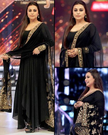 Mardani Rani Mukerji was spotted in a black and gold anarkali dress for the show. Celebrities In Anarkali, Gold Anarkali, Bollywood Anarkali, Beautiful Anarkali, Fancy Dress Material, Silk Anarkali Suits, Rani Mukerji, Gown Party Wear, Indian Fashion Trends