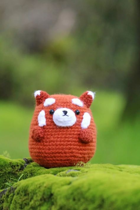 Adzuki the Chubby Red Panda Free Crochet Pattern - Red Panda Amigurumi - Little World of Whimsy Crochet Red Panda, Red Panda Crochet, Amigurumi Raccoon, Raccoon Crochet, Easy Crochet Patterns Free, Crochet Simple, Embroidered Art, Crochet Animal Patterns, Blanket Yarn