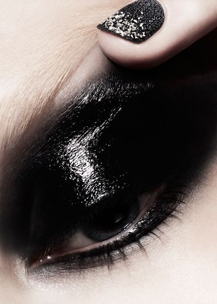 Makeup : Glossy black eyelids and bleached brows. Love this  eye makeup. Black And White Makeup, Drag Make-up, Glossy Eyes, White Makeup, Black Eyeshadow, Gloss Labial, Black Makeup, Make Up Looks, Beauty Shots