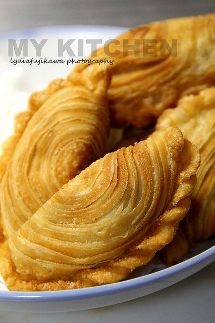 Snacks Salty, Malaysian Kuih, Asian Deserts, Curry Puff Recipe, Curry Puffs, Curry Puff, Malaysian Dessert, Malaysia Food, Malay Food