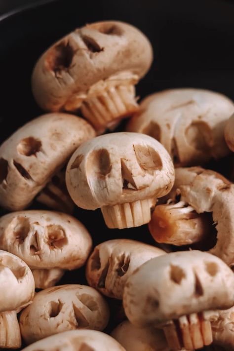 Mushroom Skull Soup, Creepy Recipes, Dinner Party Vegan, Souper Halloween, Halloween Vegetables, Halloween Mushrooms, Halloween Mushroom, Halloween Eats, Vegan Dinner Party