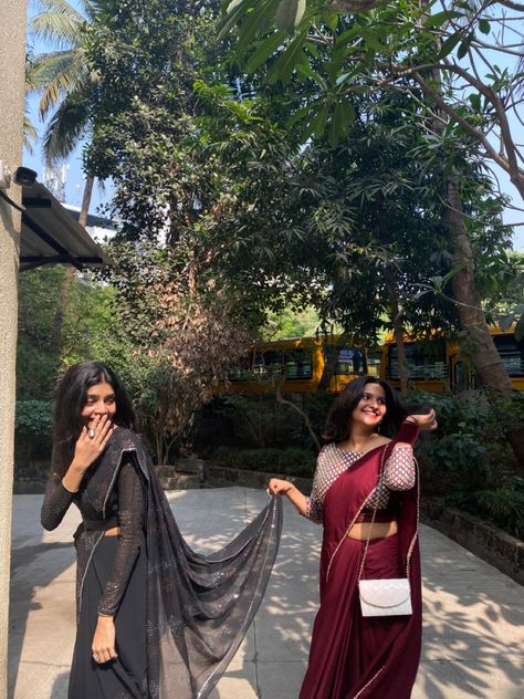 Saare Poses With Friends, Poses For 2 Friends In Saree, Desi Bestie Pose, Farewell Poses With Bestie, Saree For Girls Farewell College, Saree Pose With Bestie, Farewell Pic Ideas, Traditional Poses With Friends, Aesthetic Saree Poses With Friends