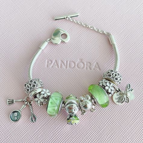 Disney Pandora Bracelet, Charms Disney, Pandora Bracelet Charms Ideas, Girly Bracelets, Pandora Bracelet Designs, Disney Bracelet, Pandora Jewelry Charms, Charms Pandora, Expensive Jewelry Luxury