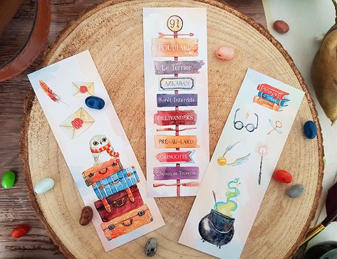 À imprimer : les marque-pages Harry Potter – La Parenthèse Imaginaire Harry Potter Watercolor, Harry Potter Bookmark, Art Harry Potter, Harry Potter Painting, Anniversaire Harry Potter, Theme Harry Potter, Creative Bookmarks, Bookmark Craft, Watercolor Bookmarks