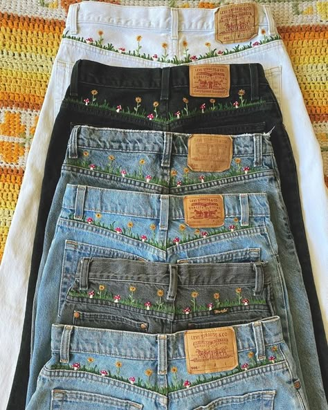 Embroidery Jeans Diy, Clothes Embroidery Diy, Denim Embroidery, Embroidery On Clothes, Cute Embroidery, Jeans Diy, Embroidered Clothes, Diy Couture, Embroidered Jeans