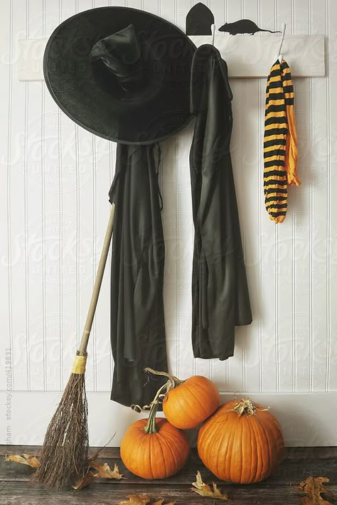 Halloween costumes hanging on hooks and pumpkins France Cafe, Halloween Vignette, Minimalist Halloween, Decoration Vitrine, Adornos Halloween, Fall Inspiration, Theme Halloween, Halloween Deco, Halloween Town