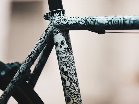 Bici Retro, Bicycle Paint Job, Paint Bike, Biking Diy, Bicycle Painting, Push Bikes, Fixie Bike, Bicycle Maintenance, Cool Bike Accessories