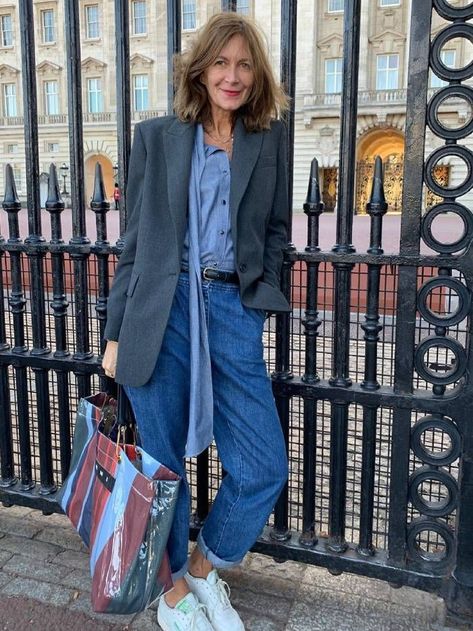 This Over-40 French Woman Is My New Style Inspiration Italian Street Fashion, Moda Over 40, Italian Street, Stylish Outfits For Women Over 50, French Women Style, Parisian Chic Style, Best Casual Outfits, Ageless Style, Looks Street Style