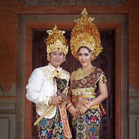 Indonesian royalty headdresses Indonesian Royalty, Balinese Wedding, Cultural Traditions, Balinese, Drawing Tips, Headdress, Art Reference, Bali, Royalty