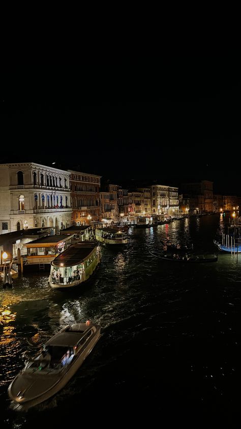 #aesthetic #venice #nightlife #travel Venice Night Aesthetic, Venice Italy Aesthetic Night, Italy At Night Aesthetic, Venice Nightlife, Italy Night Aesthetic, Venice Italy Aesthetic, Romantasizing Life, Venice Night, Aesthetic Venice