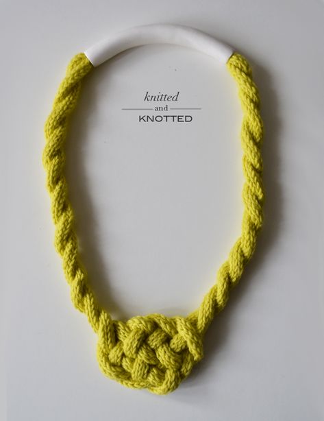 25 free DIY patterns for FABRIC NECKLACES to up your style quotient - Sew Guide Knit Icord, Wool Necklace, Diy Wool, Knitted Necklace, Neck Warmers, French Knitting, Knit Jewelry, Knotted Necklace, I Cord