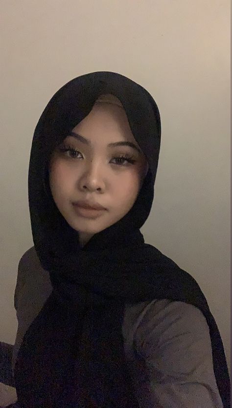 Hijab Styles For Round Face, Hijab For Round Face, Dusky Skin, Ootd Aesthetic, Hijab Style Tutorial, Muslim Outfits Casual, Hijabi Aesthetic, Swag Girl Style, Muslim Women Hijab