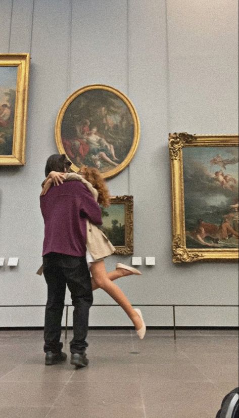 In A Room Full Of Art Still Stare At You, Art Museum Proposal, Art Museum Date Aesthetic, Museum Aesthetic Photoshoot, Art Museum Couple, Museum Date Aesthetic, Museum Couple, Louvre Aesthetic, Art Museum Date