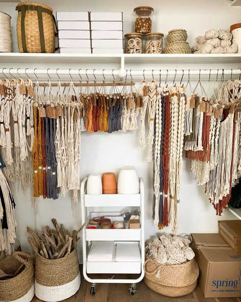 Macrame Store Display, Handmade Shop Ideas, Macrame Work Station Diy, Macrame Booth Display, Macrame Market Display, Macrame Work Station, Macrame Workspace, Macrame Store, Macrame Storage