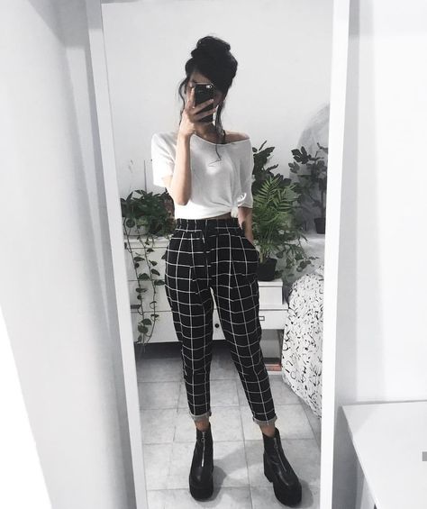 Grunge Winter Outfits, Plaid Pants Outfit, Look Grunge, Tokyo Street Fashion, Checkered Pants, Gorgeous Outfits, Hipster Outfits, Plaid Pants, Edgy Outfits