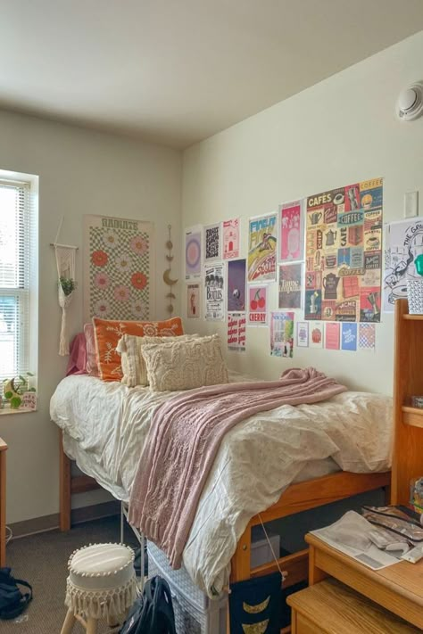 vintage dorm inspo cozy dorm inspo cozy blue college dorm inspo cozy blue cozy dorm bed inspo bohemian dorm inspo cozy small dorm room inspo cozy dorm inspo cozy double Simple College Dorm Room Ideas, Cozy Dorm Ideas, Dorm Room Indie, Uni Dorm Room Decor, Dorm Set Up, Double Dorm Room Ideas, Colorful Dorm Room Ideas, Blue College Dorm, Dorm Theme Ideas