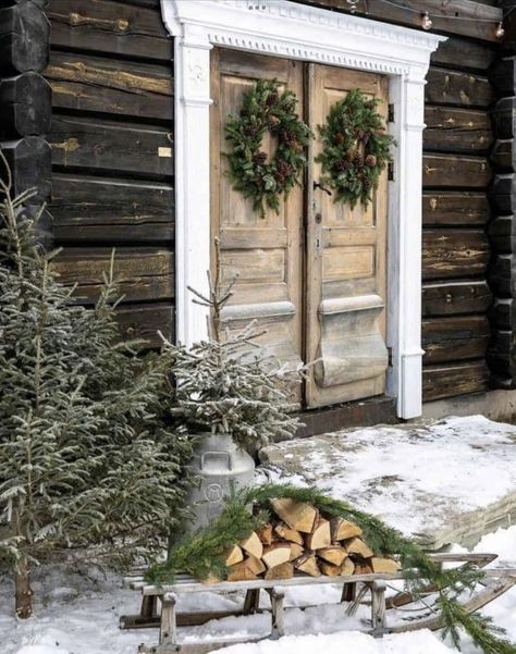 Scandinavian Winter, French Christmas, Cabin Christmas, Swedish Christmas, Nordic Christmas, Warm Christmas, Country Homes, Christmas Tablescapes, Christmas Trends