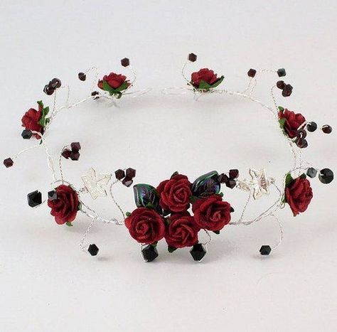 #Roses: Rosa roja diadema gótica accesorio del pelo por KalsReturnJewellery https://buff.ly/2LIyUe1 https://ift.tt/2J6qiMg Goth Tiara, Red Rose Headband, Tiara Black, Crystal Wedding Hair Accessories, Anting Manik, Crystal Garland, Flower Crown Headband, Rose Headband, Red Headband