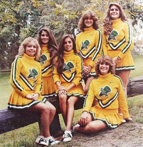 70s cheerleaders 70's Hair, Fawcett Hair, Vintage Cheerleader, 60s Outfit, Saddle Shoe, Cheerleader Skirt, Cheerleading Pictures, Cheerleading Uniforms, Cheerleader Girl