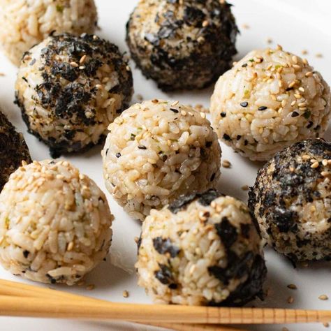 Easy Korean Rice Ball Recipe (How to Make Jumeokbap) - easy hand-formed rice snacks made with soy sauce and sesame seeds Korean Rice Balls Recipe, Rice Ball Recipe, Leftover Rice Recipes, Tuna Rice, Rice Snacks, Korean Rice, Bulgogi Beef, Rice Ball, Seasoned Rice