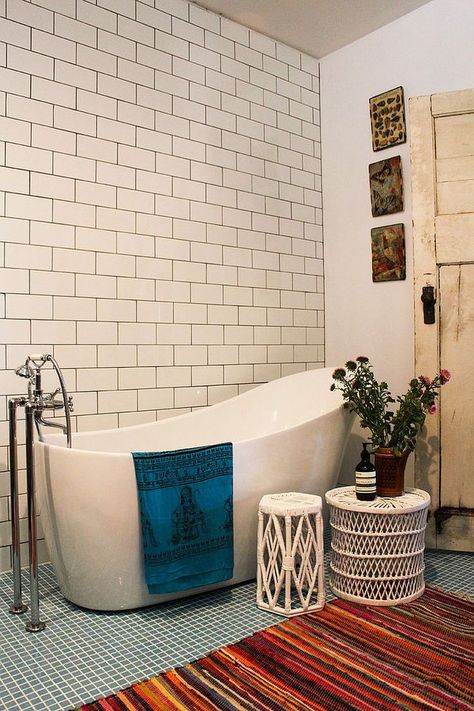 Little Luxury: 30 Bathrooms that Delight with a Side Table for the Bathtub Bathtub Side Table, Feminine Bathroom Decor, Bathroom Side Table, Small Contemporary Bathroom, Stylish Bathroom Design, Contemporary Bathroom Ideas, Bohemian Style Furniture, Bohemian Style Interior Design, Feminine Bathroom