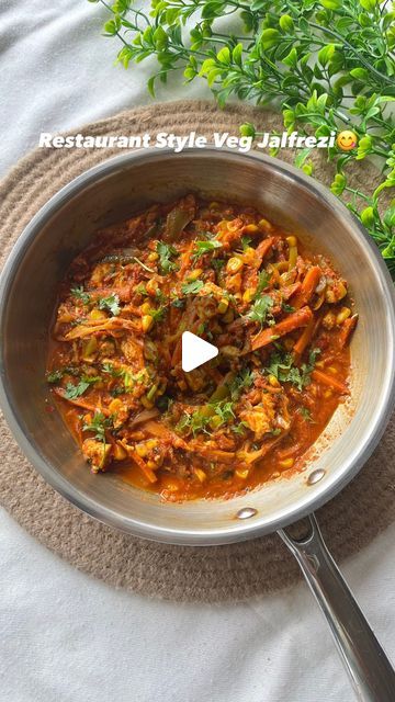 NIDHI JAIN | FOOD BLOGGER on Instagram: "RESTAURANT STYLE VEG JALFREZI😋  Just like me if you also don't know what to do with leftover veggies then try this delicious restaurant style veg jalfrezi which was sooo easy &quick to make also very yummy too😋  Tip - Do not overcook the veggies ...thodasa crunch rakhoge toh it will taste good😋  Follow me on youtube & instagram @cookwithnidhiii 😋  #vegjalfrezi #restaurantstylevegjalfrezi #spicygravy #paneer #indianfood #lunchrecipes #dinnerrecipes #leftoverveggiesrecipe #leftovers #cookwithnidhiii #fyp #mumbaifoodblogger #foodblogger #easyrecipe #15minsrecipe #noonionnogarlic #noonionnogarlicrecipes #noonionnogarlicsabji" Veg Jalfrezi Recipe, Veg Jalfrezi, Jalfrezi Recipe, Jain Food, Leftover Veggies, Instagram Restaurant, Spicy Gravy, Jain Recipes, Budget Family Meals