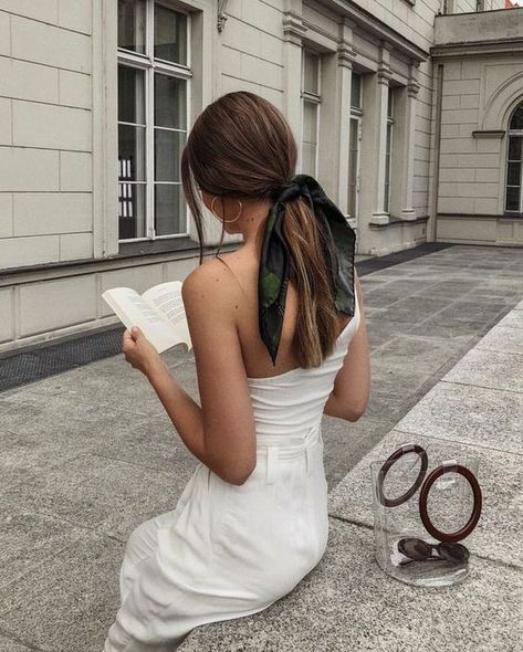 Teenage Outfits, Hair Scarf Styles, Reading A Book, Grunge Hair, 가을 패션, Aesthetic Hair, Scarf Hairstyles, Street Styles, Kate Middleton