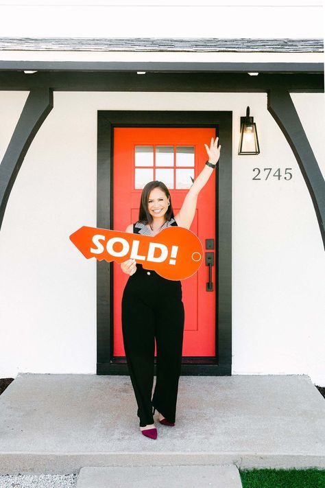 San Diego real estate agent holding up sold sign. Best Personal branding photographer business realtor by Chelsea Loren Female Real Estate Agent Outfits, Sold Sign Real Estate, Real Estate Branding Photography, Real Estate Agent Photoshoot, Realtor Sold Sign, Realtor Lifestyle, Estate Agent Branding, Realtor Photoshoot, Real Estate Agent Outfits