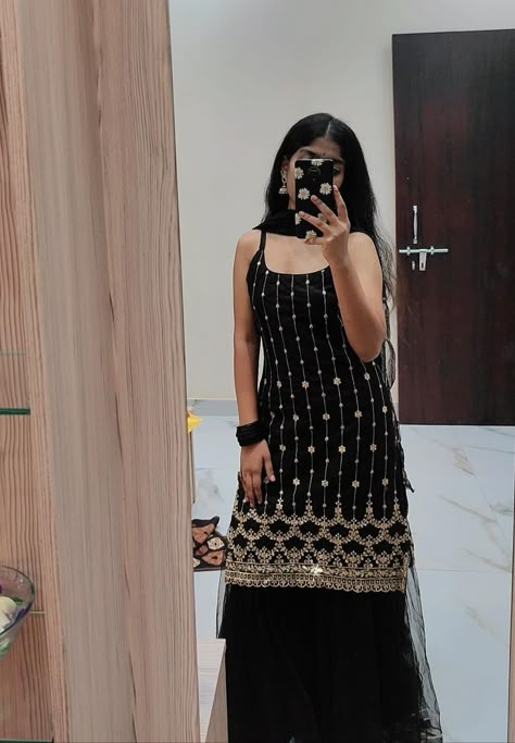 Bole Chudiyan Kareena Outfit, Mirror Selfie In Suit, Sharara Designs Simple, Black Suit For Women, Black Sharara, Simple Lehenga Choli, Desi Traditional, Wedding Australia, Simple Party Dress