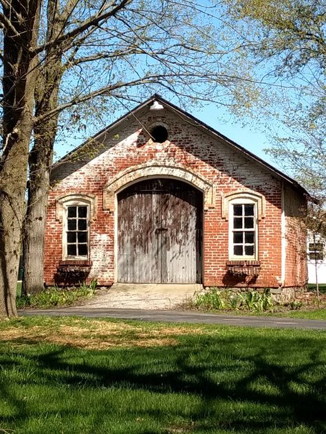 Brick Warehouse Exterior, Old Sheds Rustic, Old Brick Building Exterior, Old Warehouse Exterior, Brick Garage, Old Brick Building, Craftsman Interior Design, Old Abandoned Buildings, Craftsman Interior