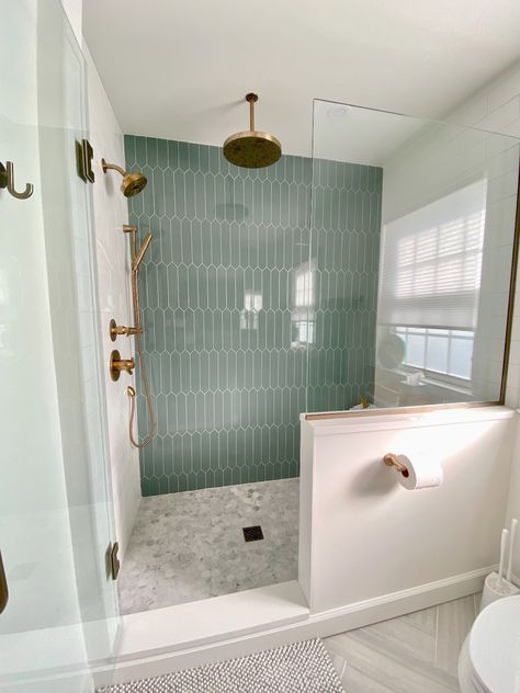 Master Bath Walk In Shower And Tub, Blue Accent Bathroom Ideas, Lakehouse Bathroom, Luxury Ensuite, Ensuite Bathroom Ideas, Makeover Kamar Mandi, Small Ensuite, Wet Bathroom, Bathroom Colour