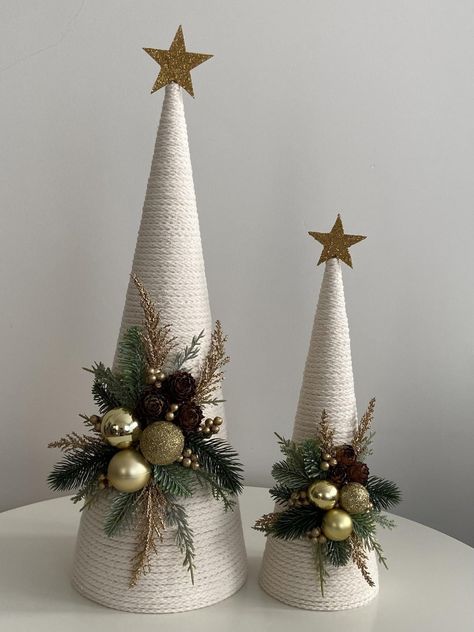 Christmas Cones, Christmas Decorations Diy Crafts, Handmade Christmas Crafts, White Christmas Trees, Christmas Tree Crafts, Holiday Crafts Christmas, Christmas Ornament Crafts, Christmas Crafts Decorations, Christmas Centerpieces